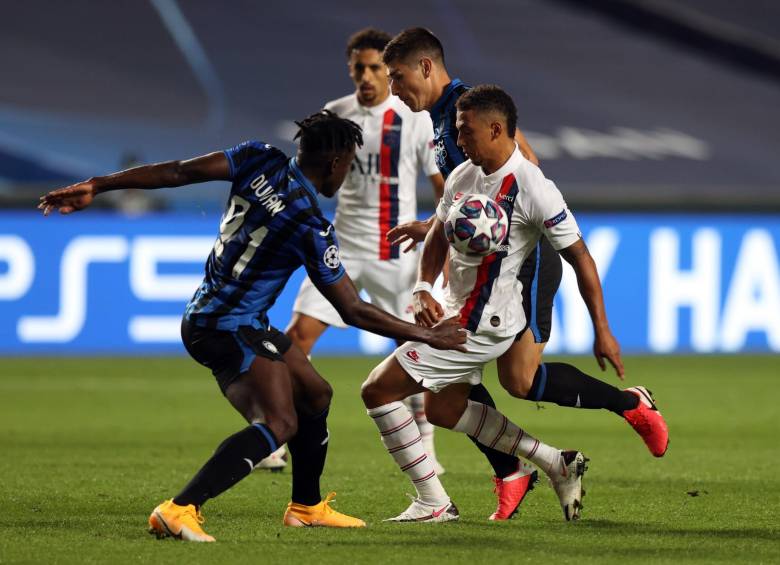 Duván Zapata estuvo bien marcado por los defensores del PSG y fue sustituido en los últimos minutos. FOTO EFE