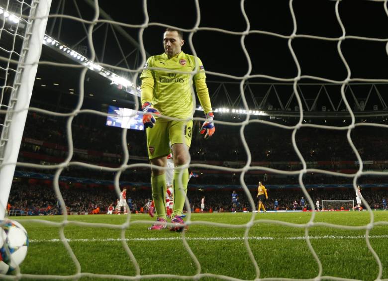 Al colombiano David Ospina se le notó triste y molesto por el resultado adverso del Arsenal en su estadio. FOTO reuters