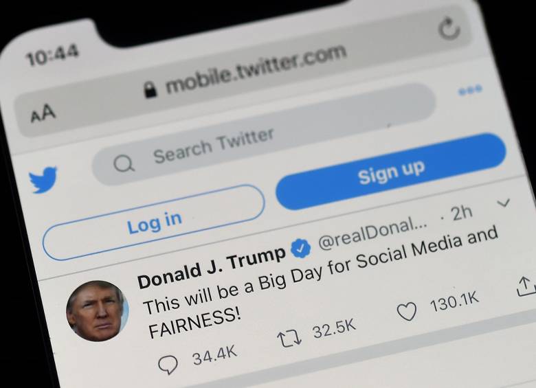 El presidente de EE. UU., Donald Trump, acusó a Twitter de tomar “decisiones editoriales” y de ser “políticamente activo” en la elección de los mensajes que decide someter a verificación. FOTO AFP
