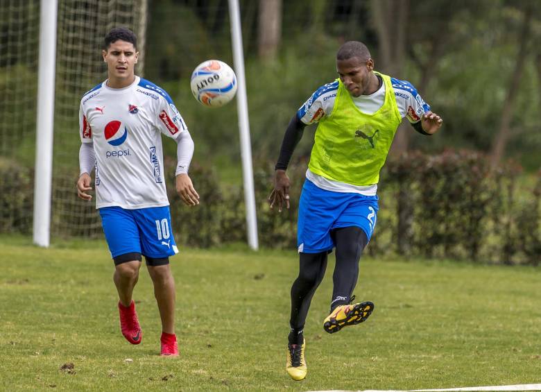 Elvis Mosquera y Daniel Cataño, durante un entrenamiento. Ambos serían titulares el domingo con DIM. FOTO juan a. sánchez