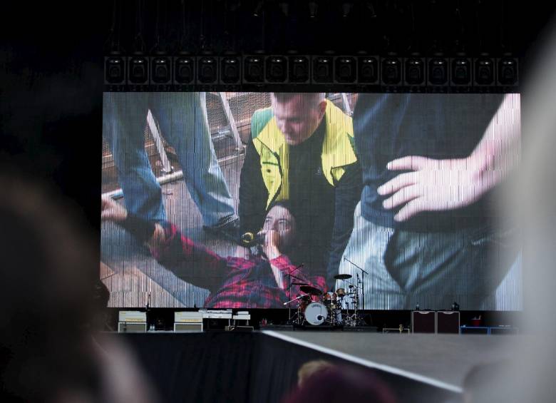 Las cámaras en pleno concierto registraron la caída de Grohl. FOTO Reuters