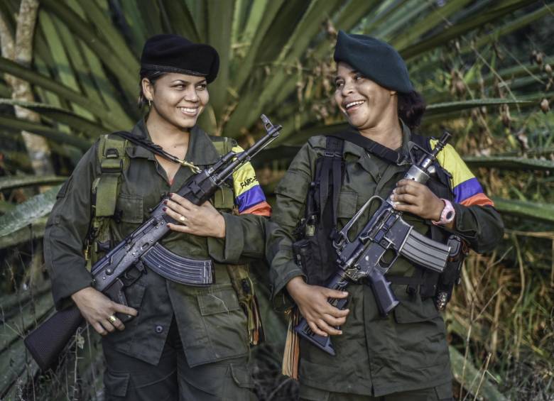 Estas dos guerrilleras portan fusiles Ak47 (izquierda) y R15 (derecha), tal vez los más comunes en ese grupo insurgente. FOTO AFP