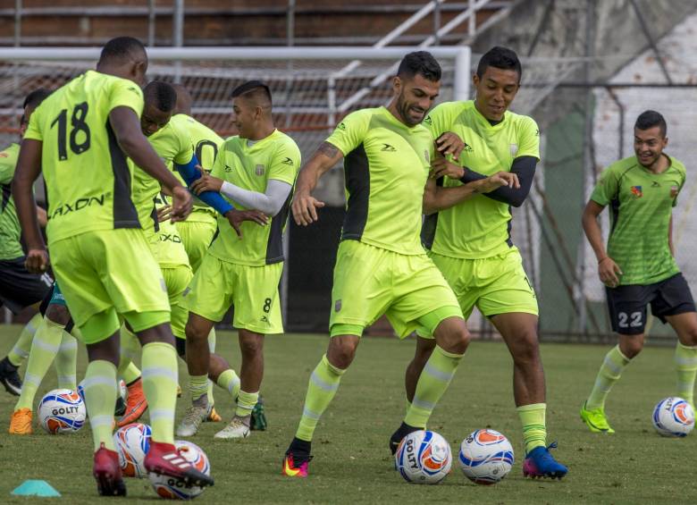 Jiménez (de barba) espera aportar en Envigado experiencia y goles. Está bien acogido por sus compañeros. FOTO Juan A. Sánchez