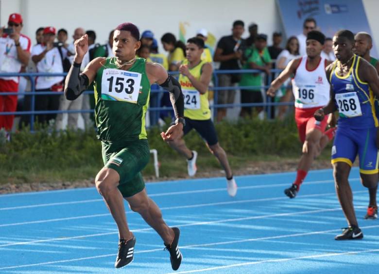 Bernardo Baloyes, campeón Centroamericano, se impuso en la prueba de los 200 metros del atletismo. FOTO indeportes