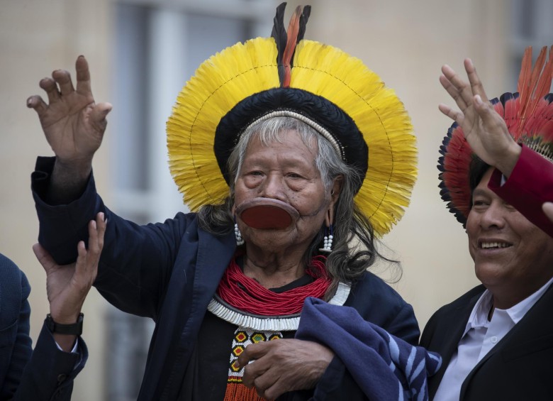Defensores de los indígenas han realizado protestas para pedir el respeto de sus tierras y su derecho a vivir en aislamiento voluntario. En la imagen, el líder Raoni Metuktire. FOTO AFP