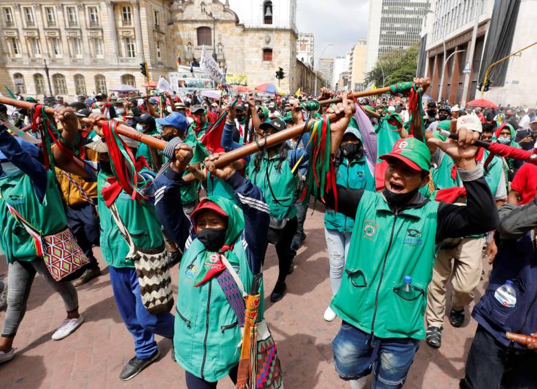Entre arengas y música, los indígenas aguardaron, sin éxito, la llegada del presidente en la Plaza de Bolívar. FOTO EFE
