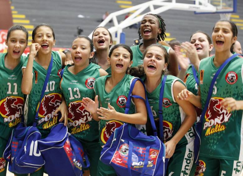Las niñas de Boston Adida celebraron el título tras vencer en la final a Pibas de Santander. FOTO manuel saldarriaga