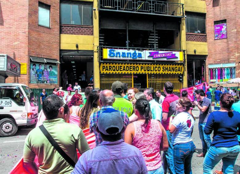 Durante la mañana del pasado lunes, los comerciantes del centro comercial Shangai, cerraron la vía para exigir explicaciones por los cortes de energía. FOTO ROBINSON SÁENZ