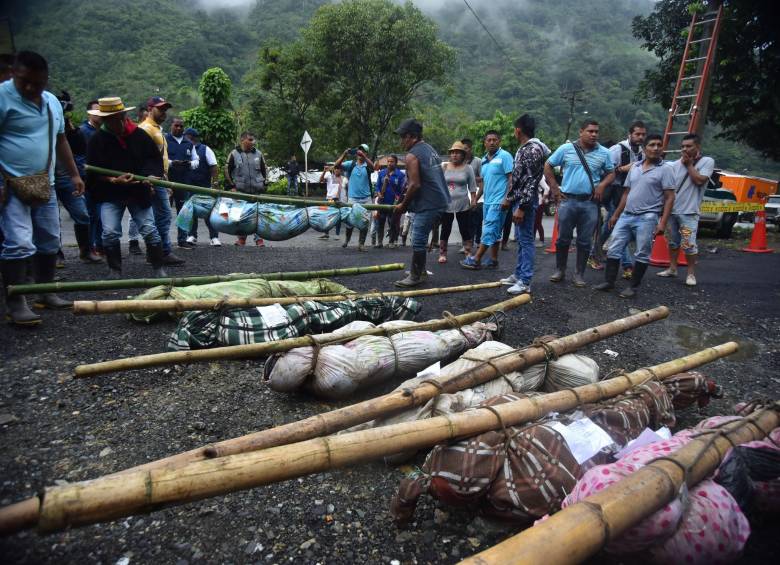 La comunidad indígena recogió los cuerpos de familiares y amigos del resguardo. FOTO EFE