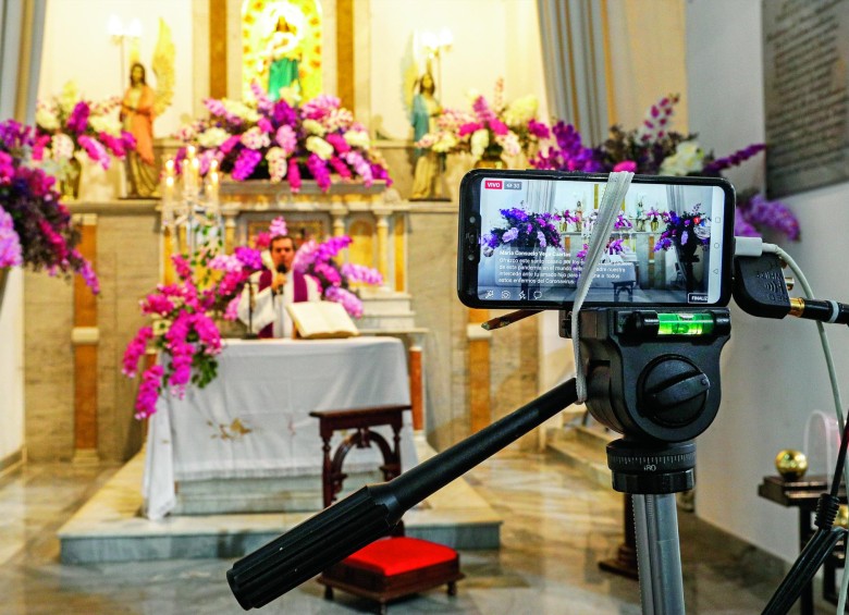 En Sabaneta, en la parroquia Santa Ana, el padre Carlos Mario Ochoa Gómez toda esta semana realizó pruebas de video y audio para las transmisiones de Semana Santa. FOTO MANUEL SALDARRIAGA