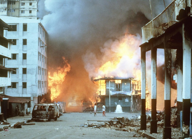 Incendio en el barrio El Chorrillo, sede de las Fuerzas de Seguridad Panameña, el cual fue destruido durante la invasión. FOTO: SSTOCK