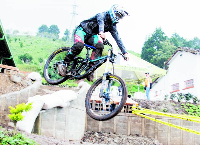 Kevin Zapata, campeón nacional, impresionó en el Clásico con su pericia en la bici. FOTO MARIO VALENCIA