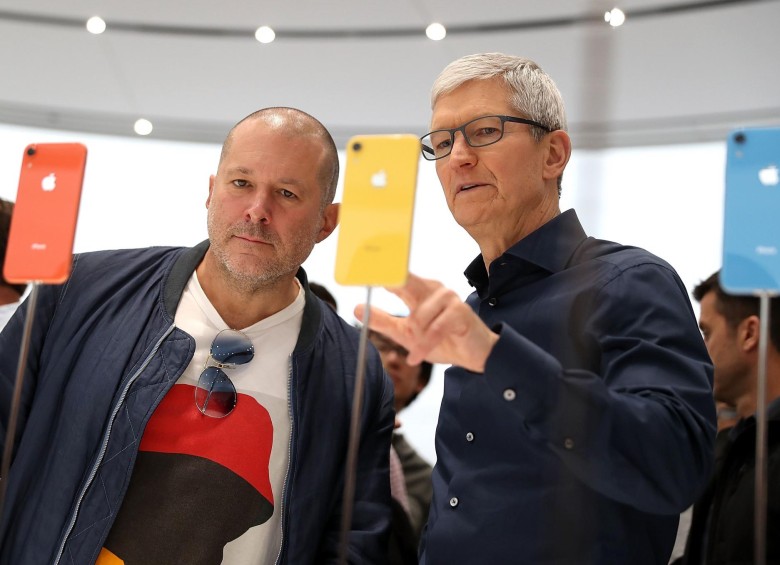 La foto fue tomada en septiembre de 12. A la izquierda el diseñador de Apple Jony Ive, a la derecha el CEO de la misma empresa Tim Cook. Foto AFP