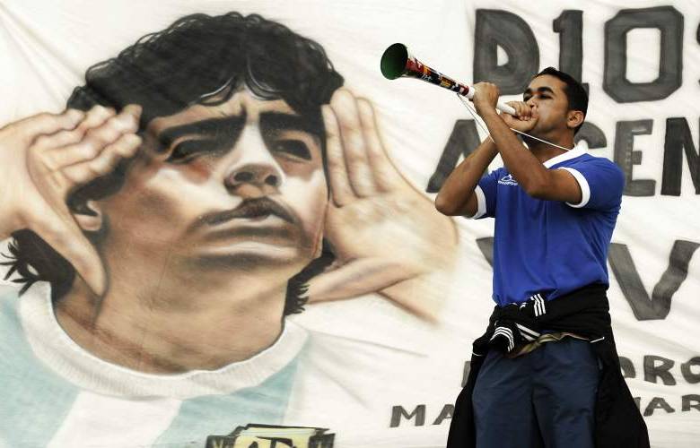 AP - De poco sirvió el apoyo de los miles de hinchas argentinos, pues su seleccionado quedó eliminado tras perder por cuatro goles a cero en los cuartos de final del campeonato.