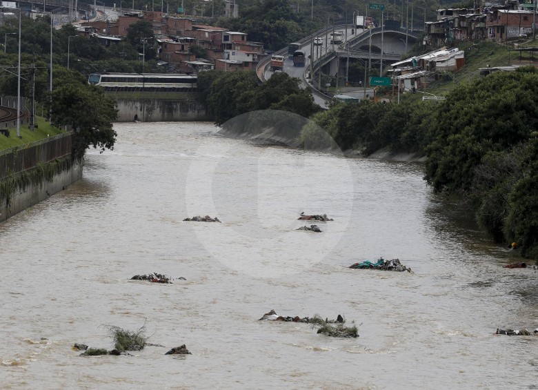 Así luce el río Medellín a la altura del barrio Caribe. En el norte hay menos oxígeno en el agua. FOTO manuel saldarriaga