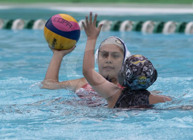 Ayer, el club Medellín derrotó 21-7 a Campo Marte. En el debut, las peruanas ganaron 9-8 a Oggun. FOTO manuel saldarriaga