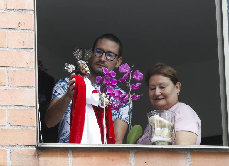 En muchos hogares se armaron altares con imágenes, flores y velas, para acompañar la oración. FOTO Manuel Saldarriaga