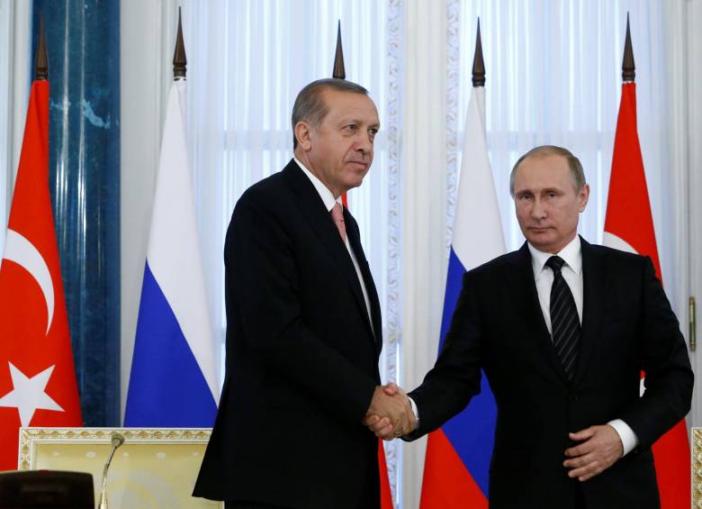 El presidente de Turquía, Recep Tayyip Erdogan, y el líder ruso, Vladímir Putin, se encontraron el martes en San Petersburgo tras nueve meses de tensiones y sanciones económicas. FOTO reuters