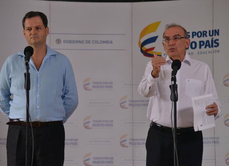 El jefe negociador del Gobierno, Humberto de la Calle, y el Alto comisionado de Paz, Sergio Jaramillo, aclararon este jueves que en el acuerdo alcanzado con la guerrilla. FOTO CORTESÍA
