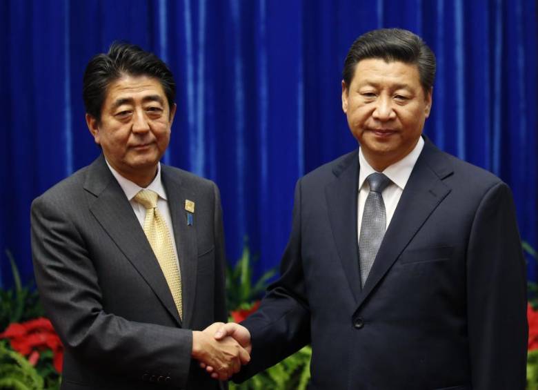 La reunión entre Abe (izquierda) y Xi viene después de que diplomáticos de alto rango acordaron la semana pasada trabajar en la mejora de los lazos y señalaron la voluntad de dejar en un segundo plano sus demandas sobre unas islas en disputa. FOTO AFP