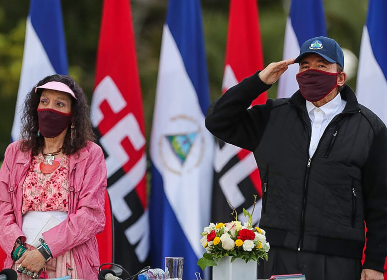 Presidente de Nicaragua Daniel Ortega acompañado de su esposa y primera dama Rosario Murillo durante celebración del aniversario de la Revolución Sandinista. FOTO: AFP