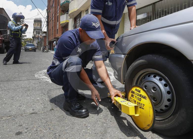 Con 4.660 casos, tres comunas (La Candelaria, Laureles-Estadio y El Poblado) concentraron el 75 % de las instalaciones de cepos en vehículos mal estacionados. FOTO MANUEL SALDARRIAGA