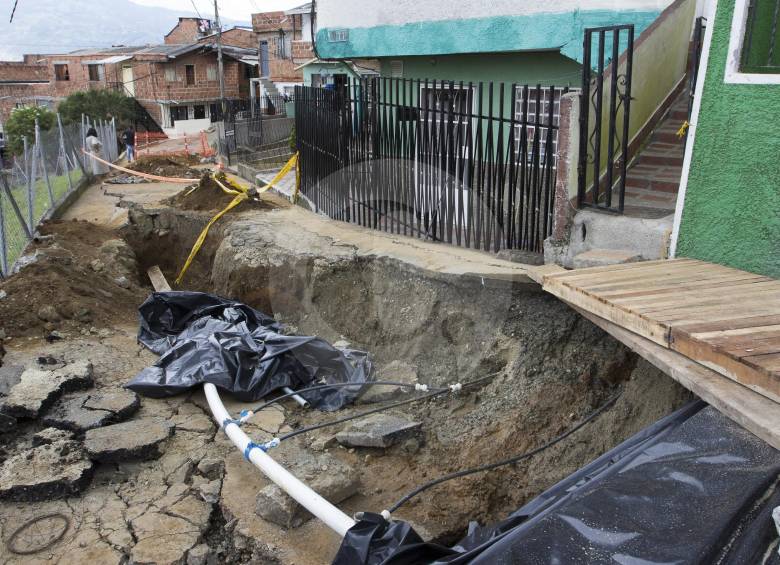 A comienzos de abril, por las fuertes lluvias, se hundió esta calle en el barrio El Raizal, comuna de Manrique. FOTO Róbinson sáenz