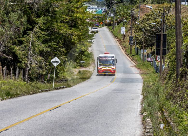 Esta es la vía, en una sola calzada bidireccional, que conduce de Marinilla a El Peñol, y para la cual fue descartado un tercer carril. FOTO JUAN ANTONIO SÁNCHEZ