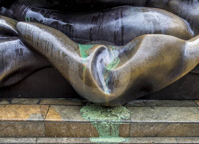 Esta escultura refleja las marcas de líquidos derramados y golpes que le han dado los vándalos. FOTOS Juan Antonio sánchez
