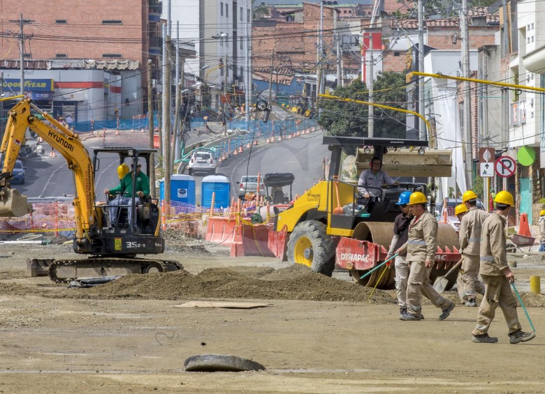 En el primer trimestre de este año el sector constructor se contrajo 8,2 %, según registros del Dane. La construcción de carreteras de servicio público cayó 6,4 %. FOTO Juan Antonio Sánchez
