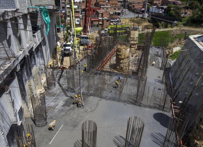 Fundación de la estación Miraflores durante y después del vaciado de concreto. FOTOS JULIO CÉSAR HERRERA Y CORTESÍA METRO