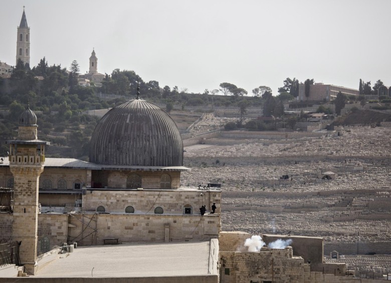 La mezquita de Al Aqsa (construída en el año 710), fue el templo más afectado por los choques entre musulmanes y fuerzas israelíes (1). Cientos de creyentes del Islam fueron desalojados a la fuerza del lugar (2). Los disturbios se extendieron a otros lugares de la ciudadela vieja de Jerusalén, entre ellos el mercado (3). FOTOS AFP