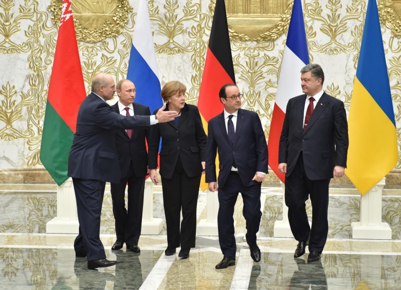 Los mandatarios de Rusia, Francia, Alemania y Ucrania, al momento de iniciar los diálogos en el palacio presidencial. FOTO afp