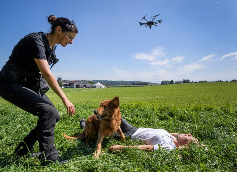Los drones aumentan la eficacia de los operativos con perros. FOTO AFP