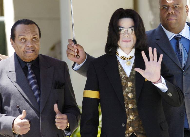 Joe Jackson y su hijo, Michael Jackson, saliendo de una corte en California en 2005. FOTO: Reuters