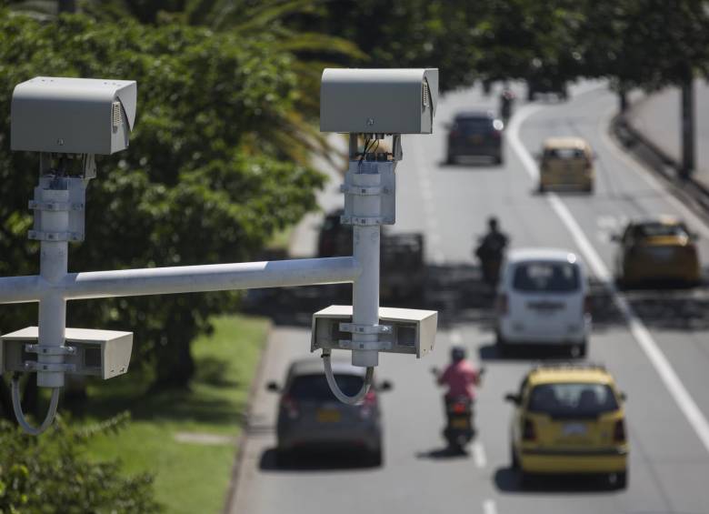 Según la Secretaría de Movilidad de Medellín, la infracción más común detectada por las cámaras es el exceso de velocidad, con 58.387 comparendos impartidos este año. FOTO manuel saldarriaga