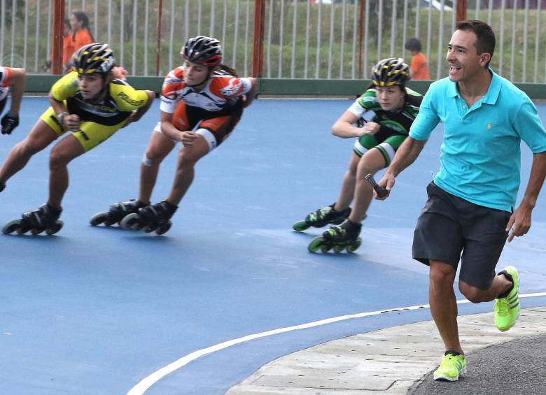 Vargas, que suma 104 medallas de oro mundiales con Colombia, comparte sus conocimientos con los atletas paisas, a los que quiere llevar a la cima.