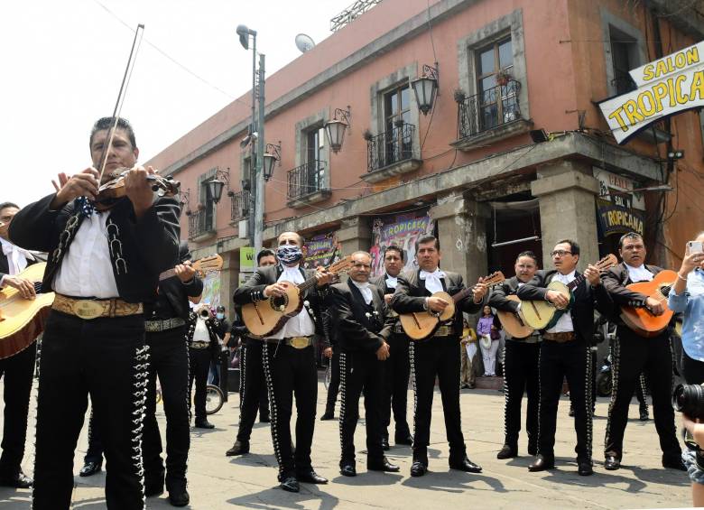 Mientras en la mayoría de los países del continente se mantiene la cuarentena, los mandatarios de EE. UU. y Brasil llamaban a la desobediencia civil contra la medida. En Ciudad de México, en la plaza Garibaldi, los mariachis se unieron para recolectar alimentos. AFP