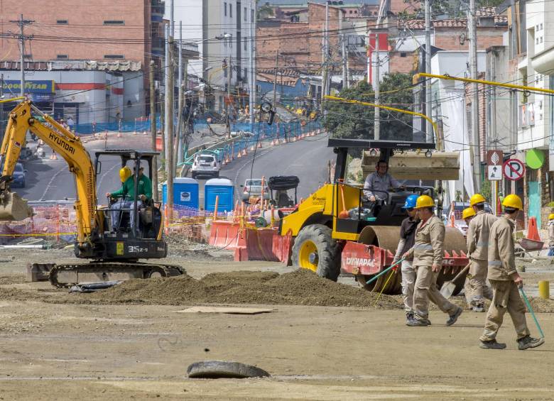 En el primer trimestre de este año el sector constructor se contrajo 8,2 %, según registros del Dane. La construcción de carreteras de servicio público cayó 6,4 %. FOTO Juan Antonio Sánchez