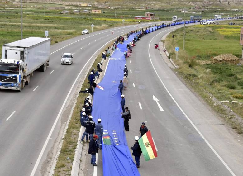 Unos 70 kilómetros tiene la bandera que más de 100.000 bolivianos exhibieron para reclamar su derecho al mar. AFP
