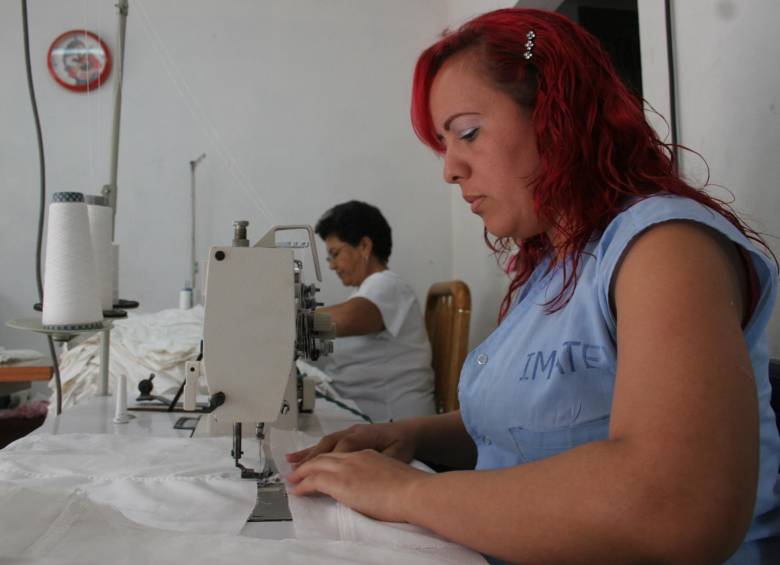 El 76 % de los contratos con oenegés están en manos de las mujeres. FOTO Archivo