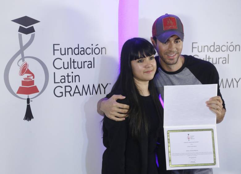 Enrique Iglesias elogió el talento Silviana Itzel Salinas y aseguró sonriente que “sería un placer que tocara” con su banda en algún concierto en directo. FOTO AP