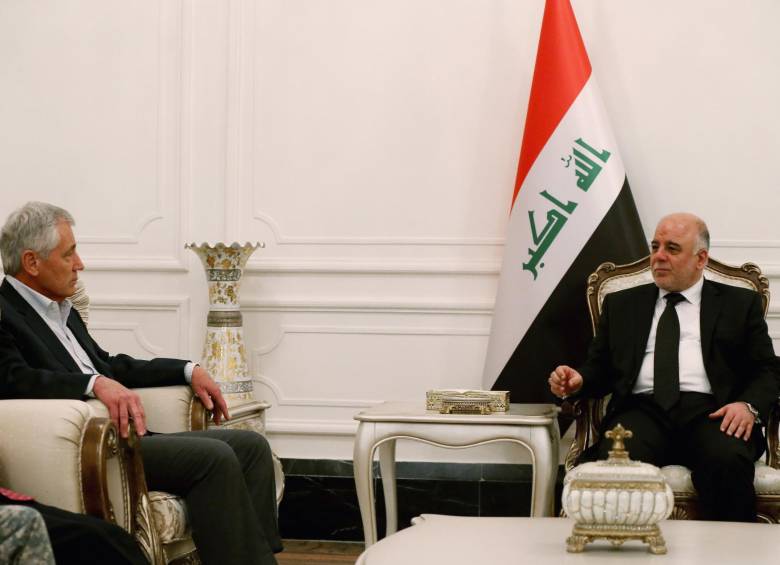 El primer ministro de Irak, Haider al-Abadi (der.), le dijo al secretario de defensa estadounidense Chuck Hagel (izq.) que el Estado Islámico “está en descenso” y que sus capacidades se han visto reducidas. FOTO AFP