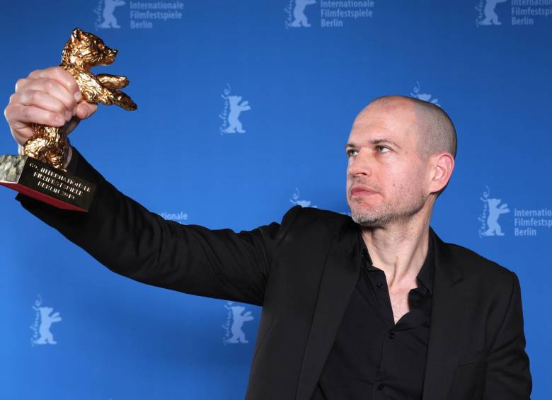 El director israelí Nadav Lapid posa con el Oso de Oro a la mejor película después de la ceremonia de entrega de premios en el 69º Festival Internacional de Cine de Berlín 2019. Foto: Reuters