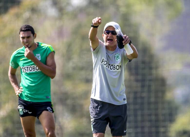 El técnico Juan Carlos Osorio inicia el plan definitivo con miras a buscar el título de Liga y el cupo a la Copa Libertadores de 2020. Atrás, un bastión, Daniel Bocanegra. FOTO Juan Antonio Sánchez