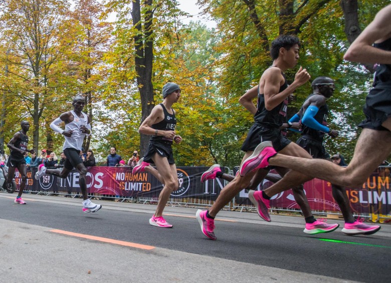 Con ayuda de sus Nike Alphafly, Eliud Kipchoge marcó el récord mundial de maratón (1h:59.40). La marca no es oficial. FOTO Getty