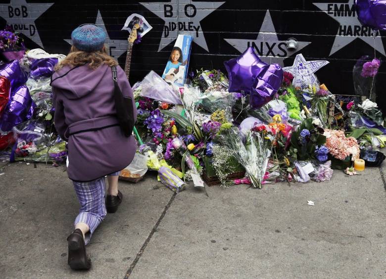 En otras calles de Minneapolis también le rindieron tributo. FOTO AP