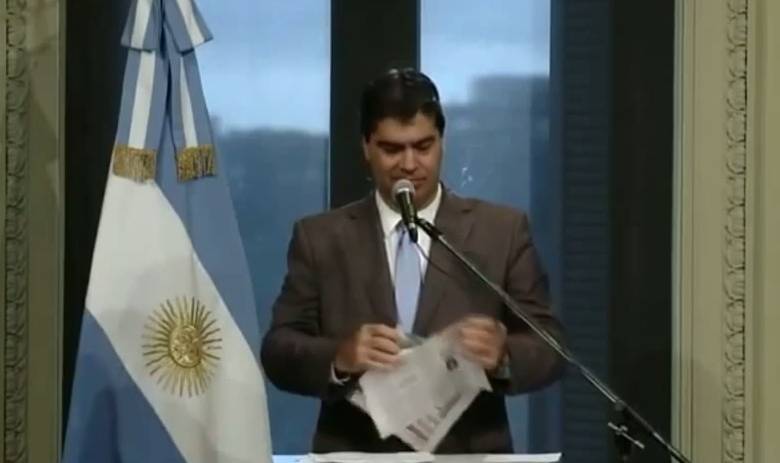 Por faltar a la “verdad” Capitanich rompió artículos del diario Clarín. FOTO YOUTUBE