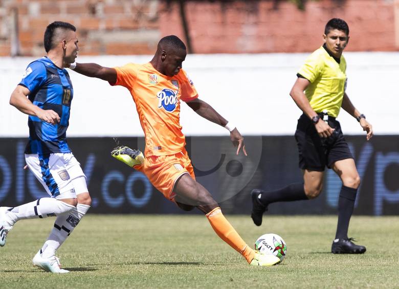 Envigado venció 1-0 a Chicó en el juego disputado en el Polideportivo Sur. FOTO MANUEL SALDARRIAGA