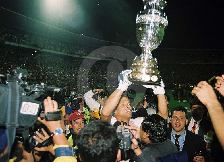 El arquero Óscar Córdoba, durante el festejo del título de Copa América en 2001. Una campaña perfecta. FOTO archivo ec